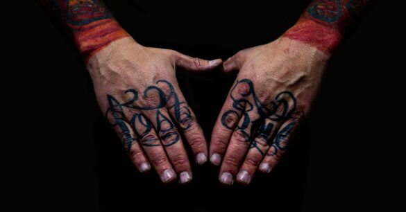 découvrez ce qu'est un tattoo blowout, comment l'éviter et les solutions pour corriger ce problème courant après un tatouage.