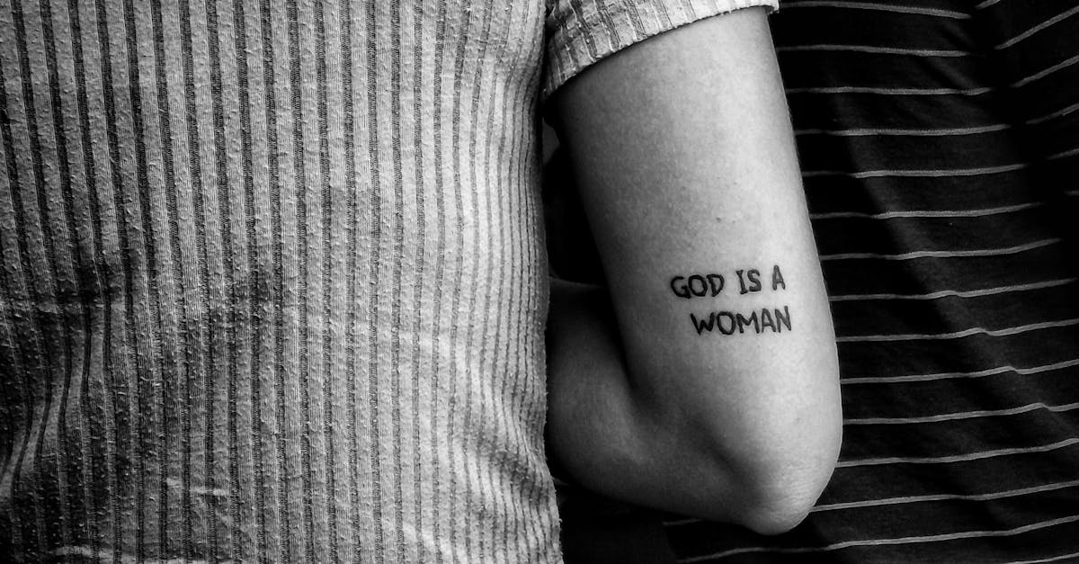 découvrez la signification du tatouage tigre, symbole de puissance, courage et protection dans diverses cultures.