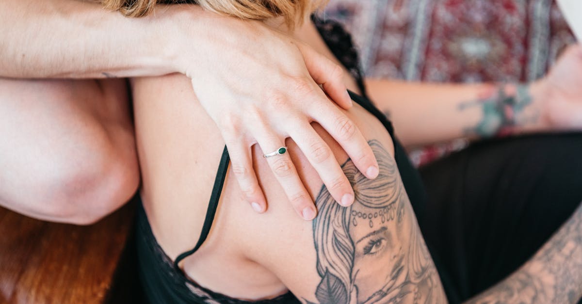 découvrez des idées uniques et élégantes de tatouages sur les doigts, parfaits pour exprimer votre style et votre personnalité de manière discrète et artistique.