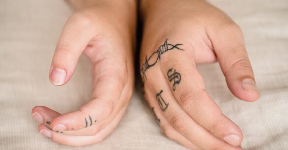 découvrez des designs uniques de tatouages de lettres pour exprimer votre style et votre personnalité avec élégance.